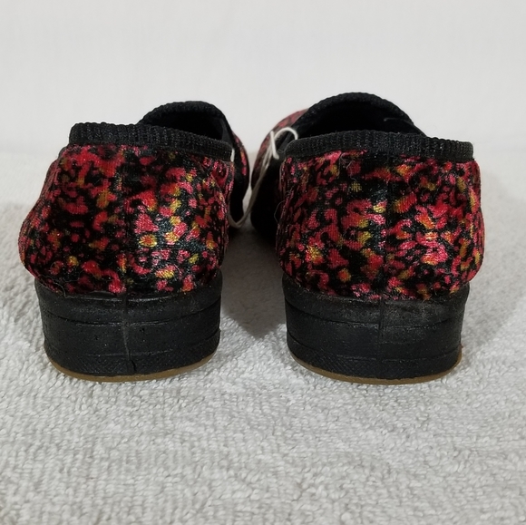 Foamtrends velvet black/red flower slippers - Picture 3 of 5